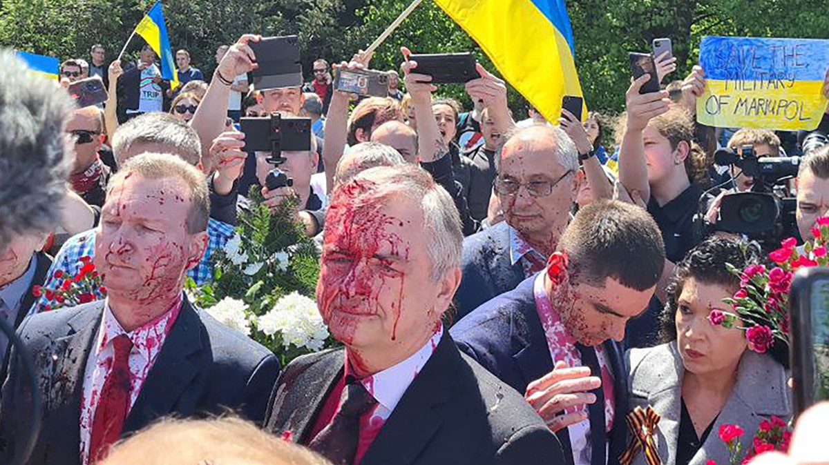 В Польше назвали провокацией желание российского дипломата возложить цветы в День Победы