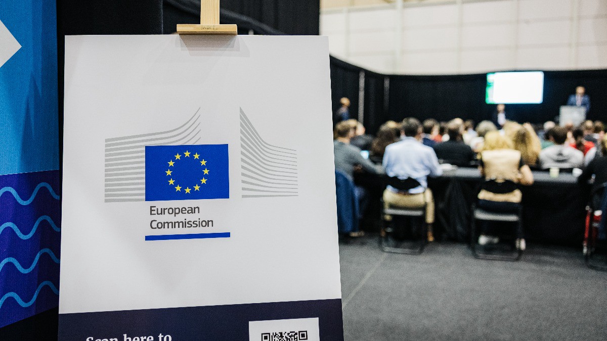 СМИ: Еврокомиссия в декабре может начать переговоры по вступлению Украины в ЕС