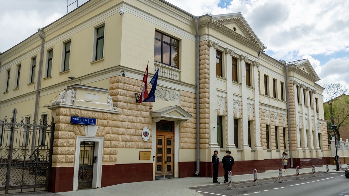 Латвия собирается выдворить из страны более тысячи россиян