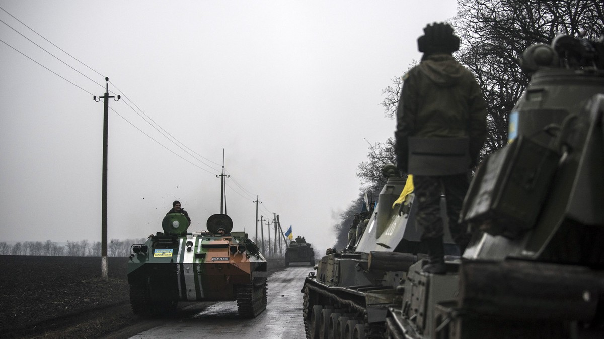 НМ ДНР опубликовала видео дуэли российского и украинского танков на малой дистанции