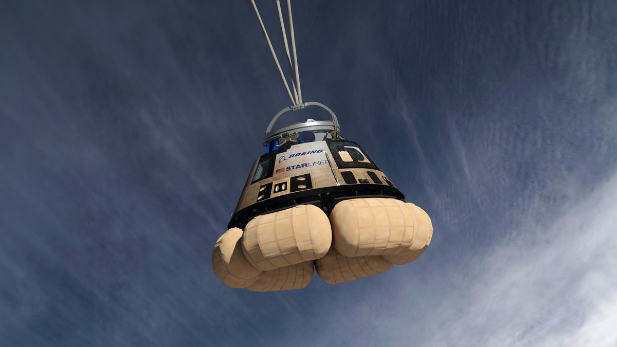 Российские члены экипажа МКС проверили новый американский корабль Starliner