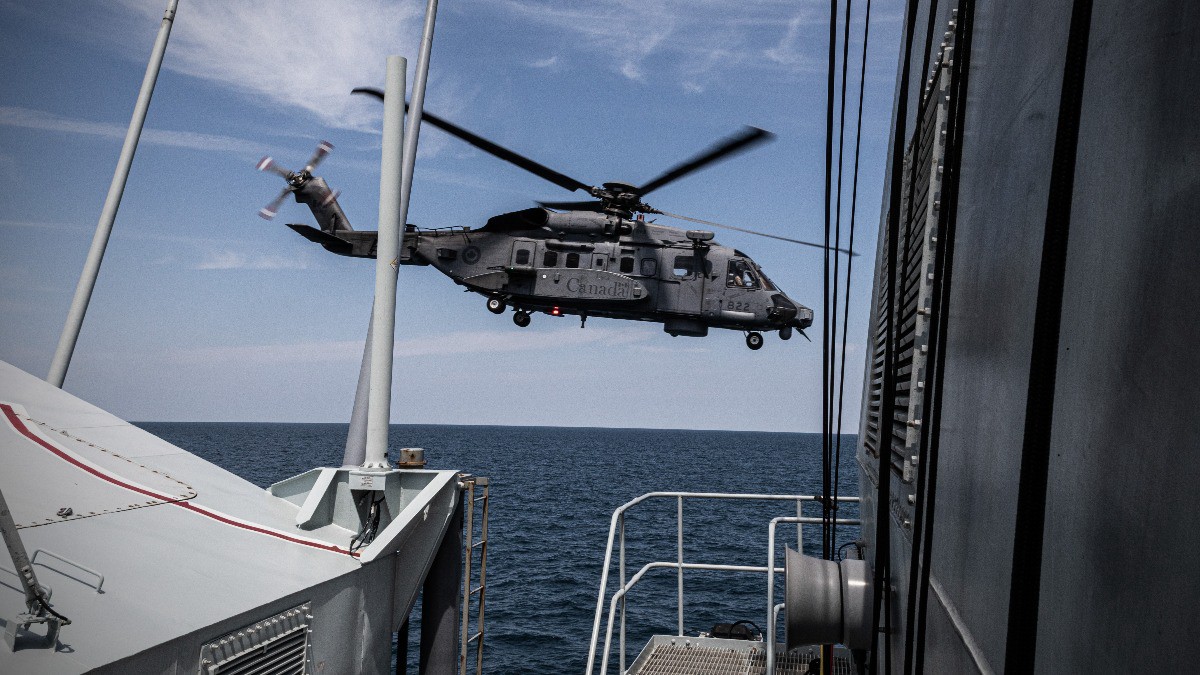 В Японии разбились два военных вертолёта SH-60K