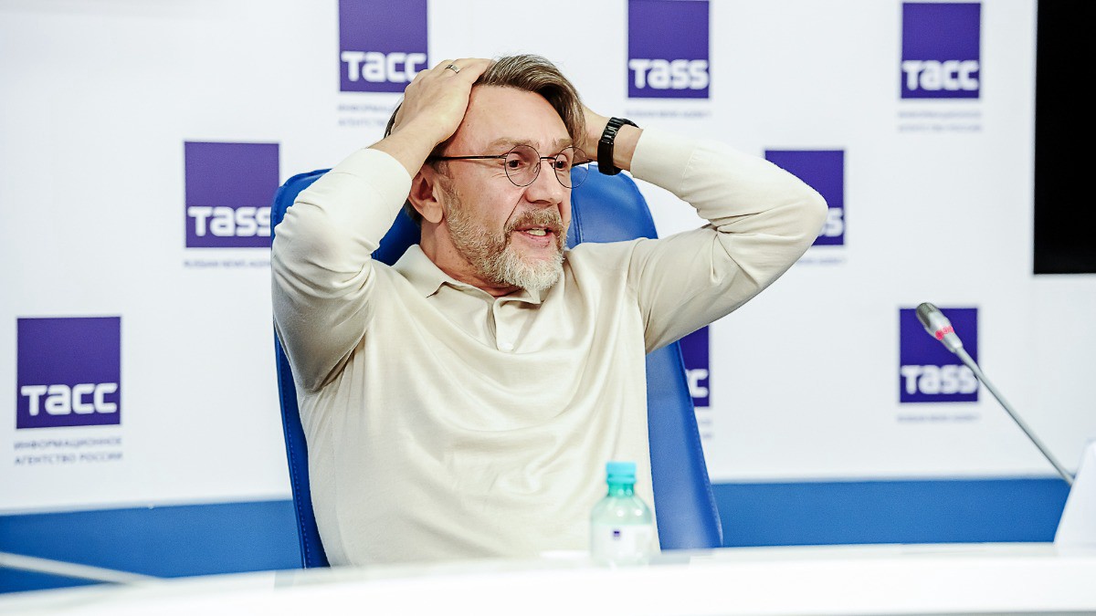 Окружение Сергея Шнурова рассказало о переезде артиста в Германию
