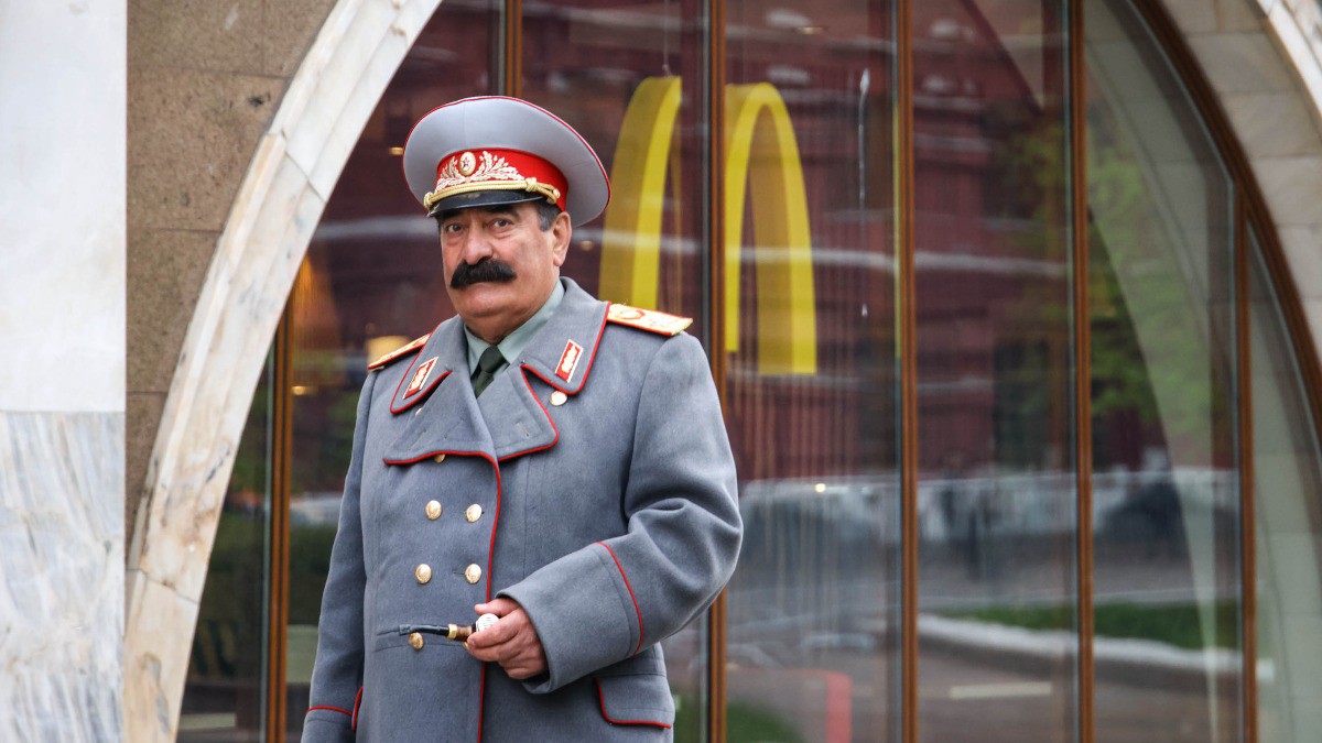 Клубок путешественников: иноагенты в Риге читают пьесу о Сталине