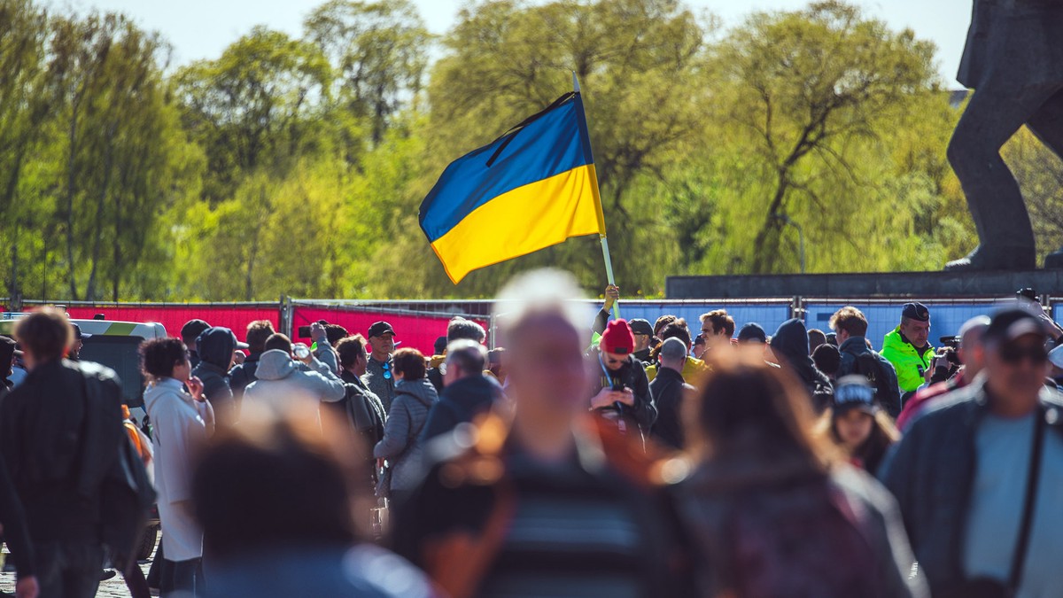 Украинский националист набросился на девушку из-за русскоязычной надписи на сумке