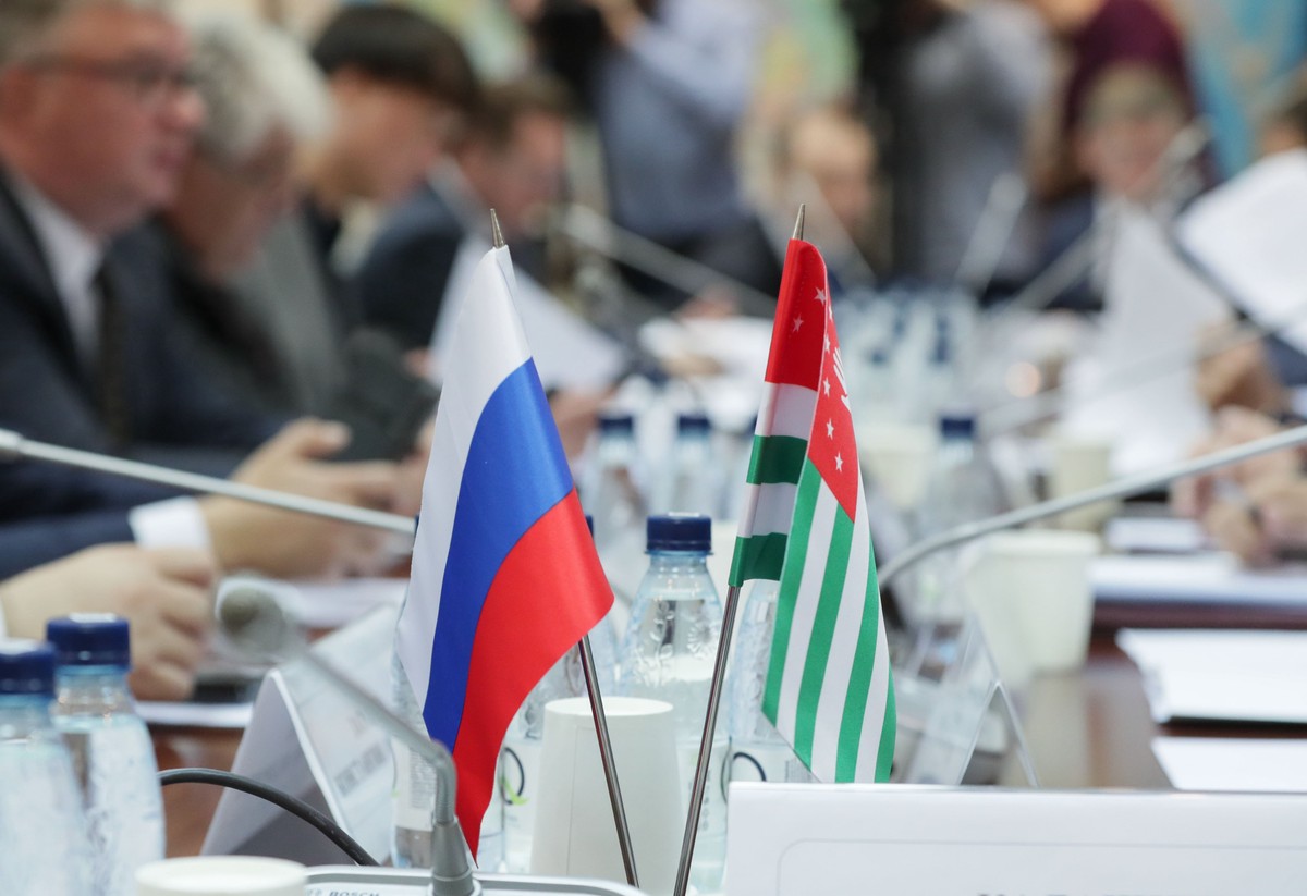 Политолог объяснил, почему в Абхазии начались протесты на фоне передачи России госдачи в Пицунде