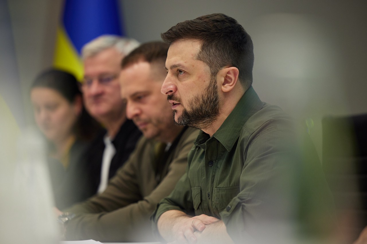Зеленский заявил о возможности переговоров с РФ через посредников