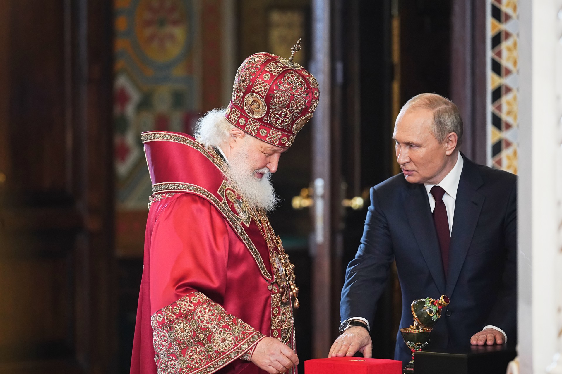 Патриарх Кирилл рассказал, как его отец крестил Путина