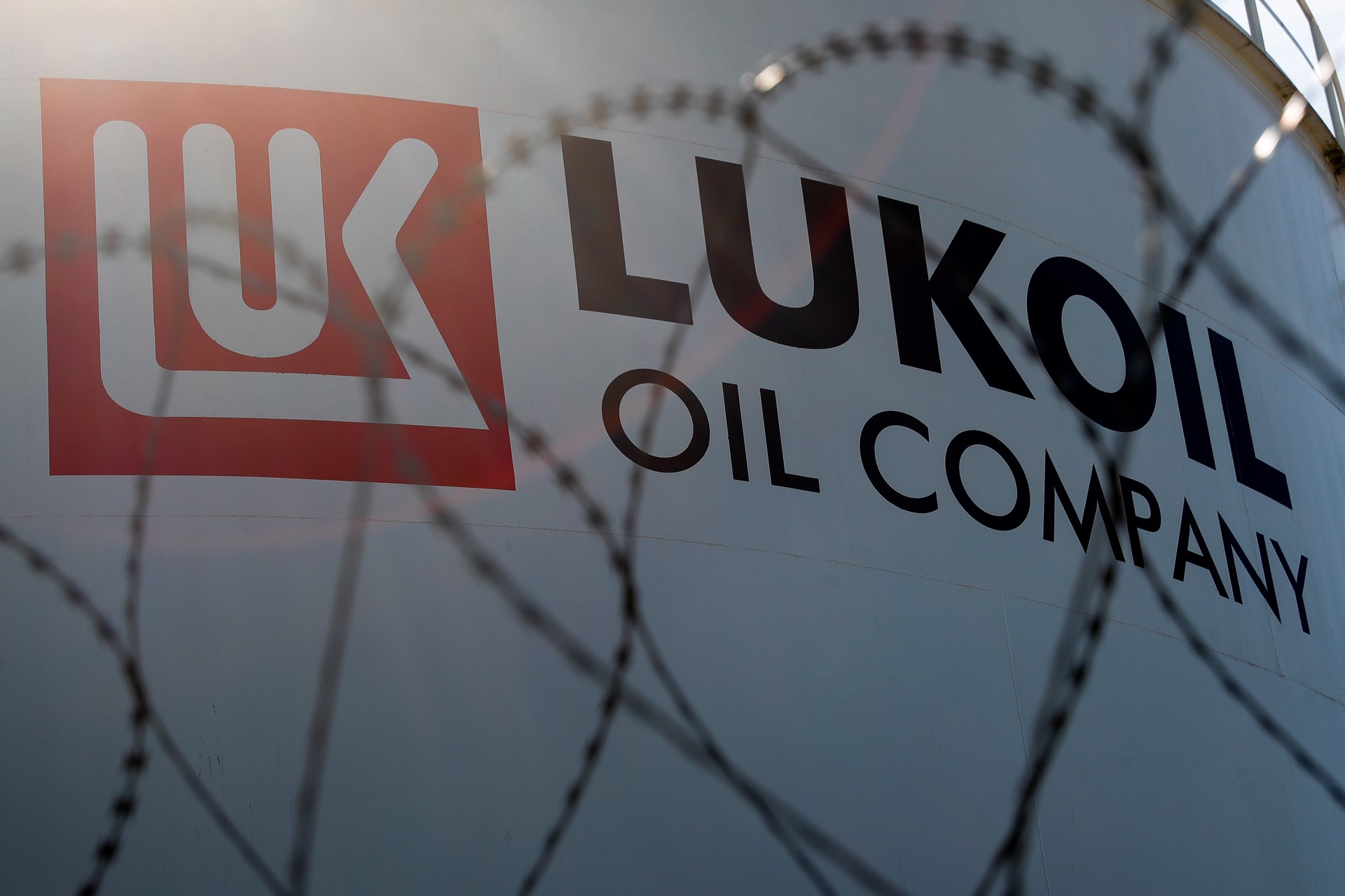 Компания «Лукойл» купит российский бизнес Shell