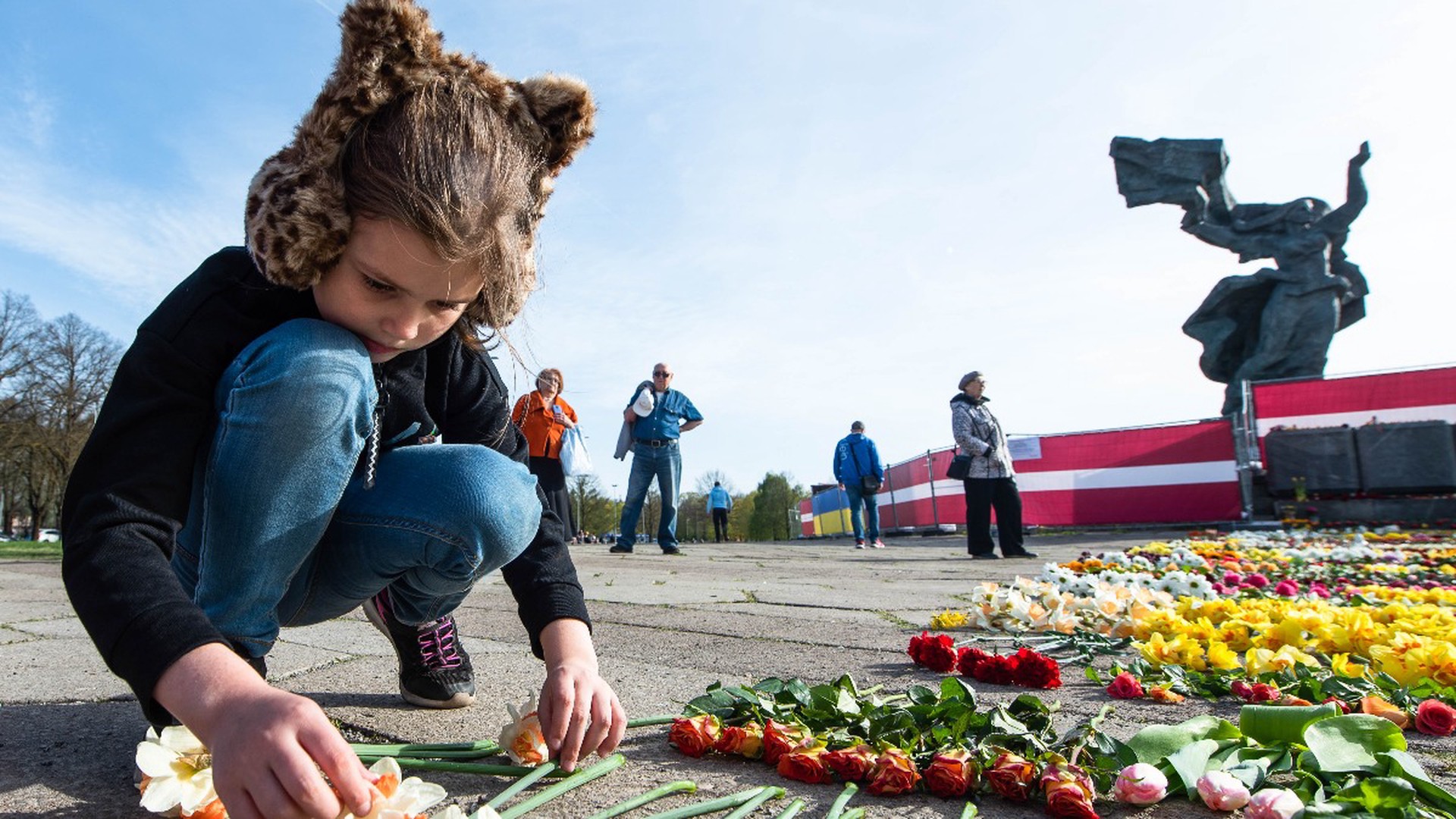 9 мая в латвии. Памятник освободителям Риги. День Победы в Прибалтике. Латвия 9 мая. Цветы в Риге 9 мая.