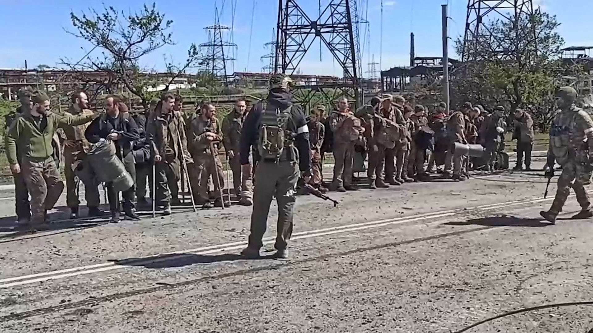 Украинские военнослужащие сдаются в плен у Лисичанска и Северодонецка