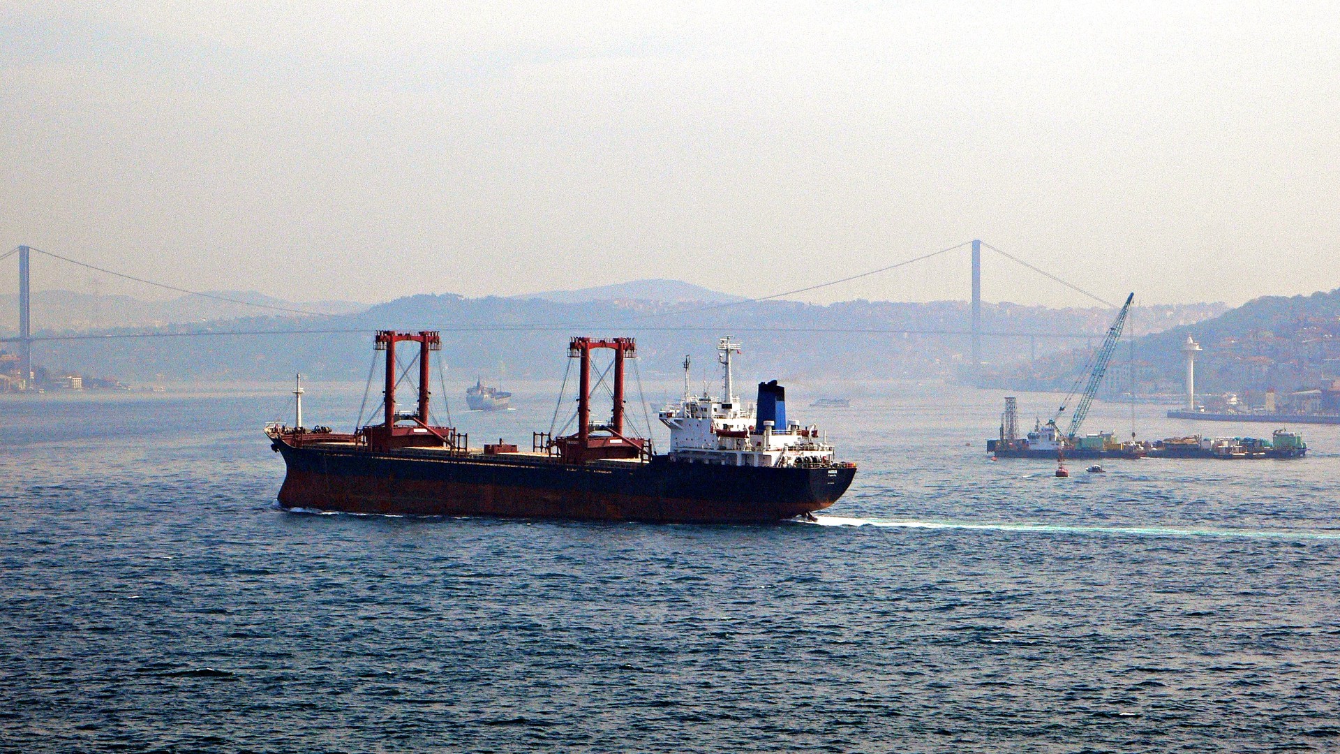 Bloomberg: танкеры с СПГ направляются в обход Красного моря из-за угроз хуситов