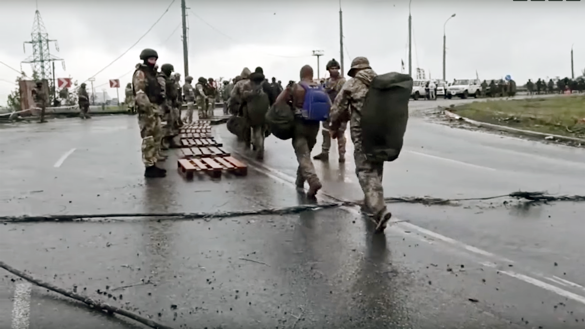 Украинские боевики, заблокированные на заводе «Азот», вывешивают белые флаги