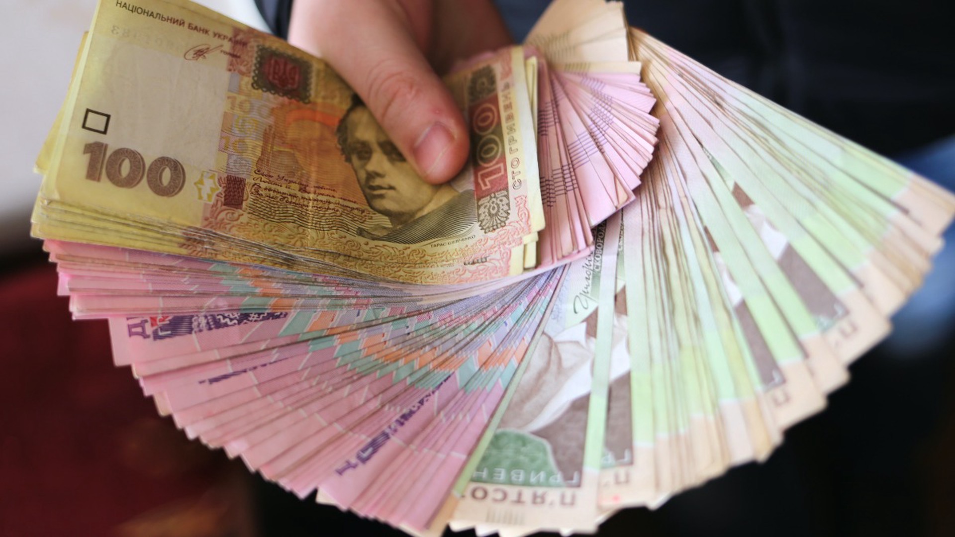 Экономист: Украинская гривна вошла в десятку самых слабых валют мира