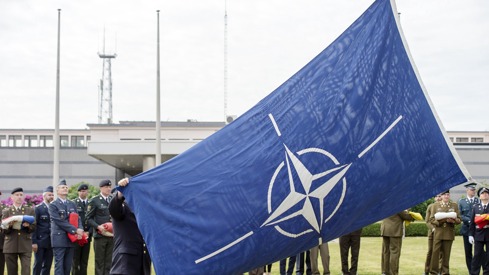 FT: НАТО не решается назначить генсеком уроженца СССР