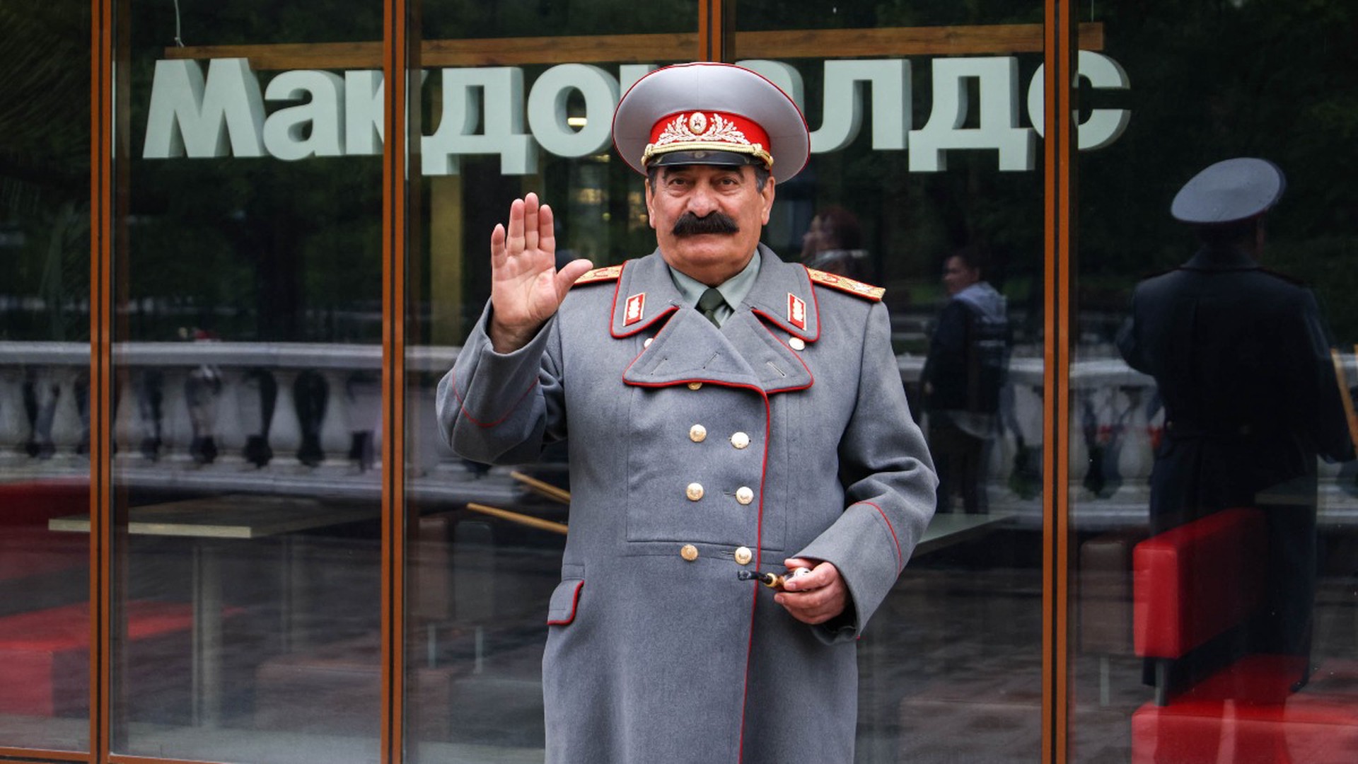У кассиров российского «Макдоналдса» будет черная форма