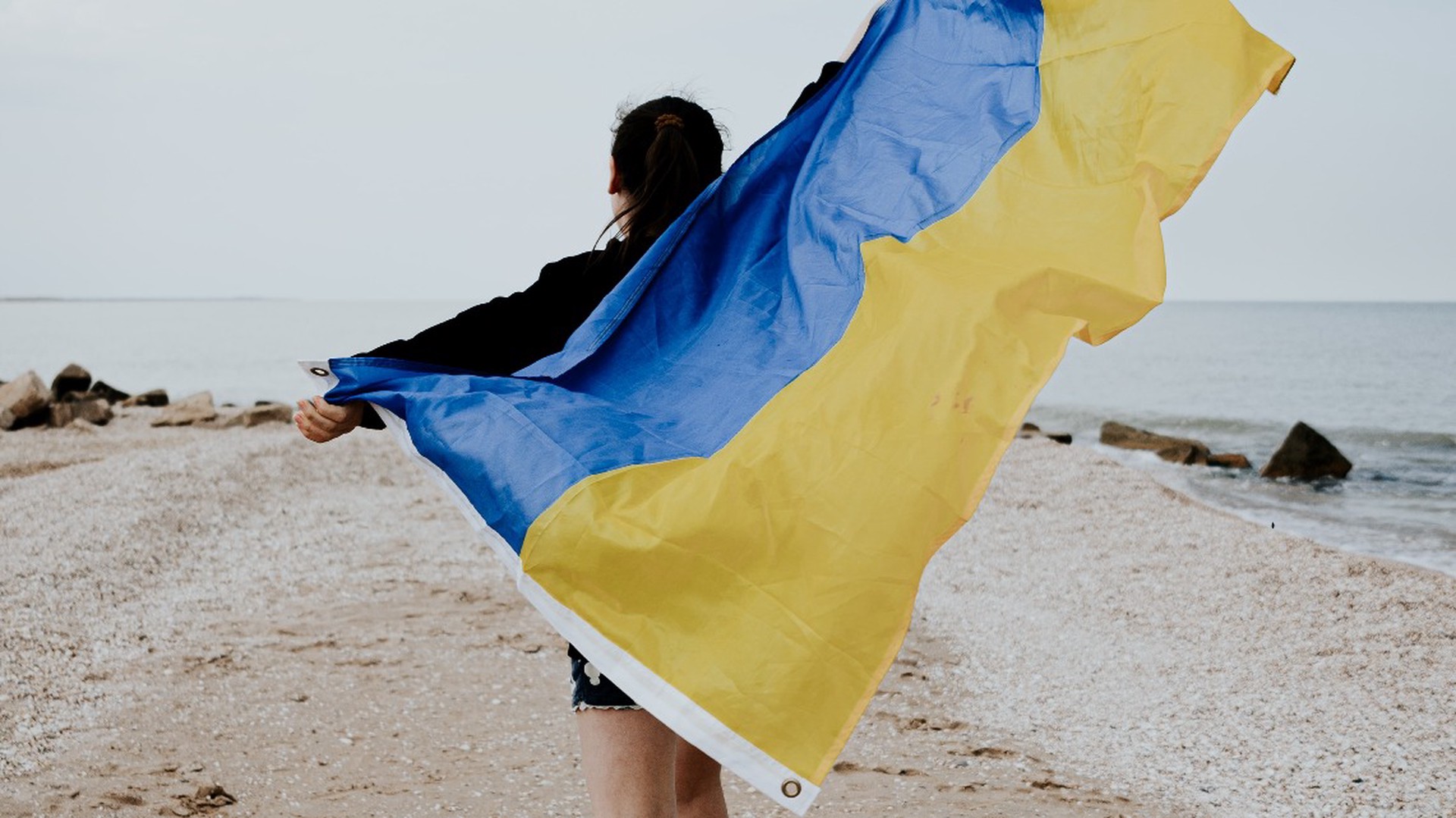 «Достали уже весь мир»: украинцев-провокаторов с позором выгнали с пляжа в Черногории 