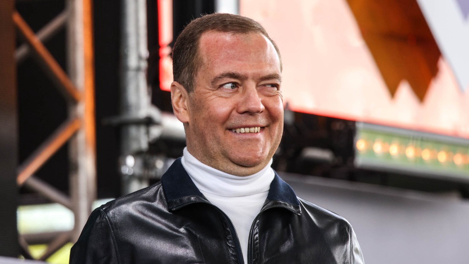 Медведев: Байден не заметит отсутствия Елены Зеленской и Юлии Навальной на встрече 