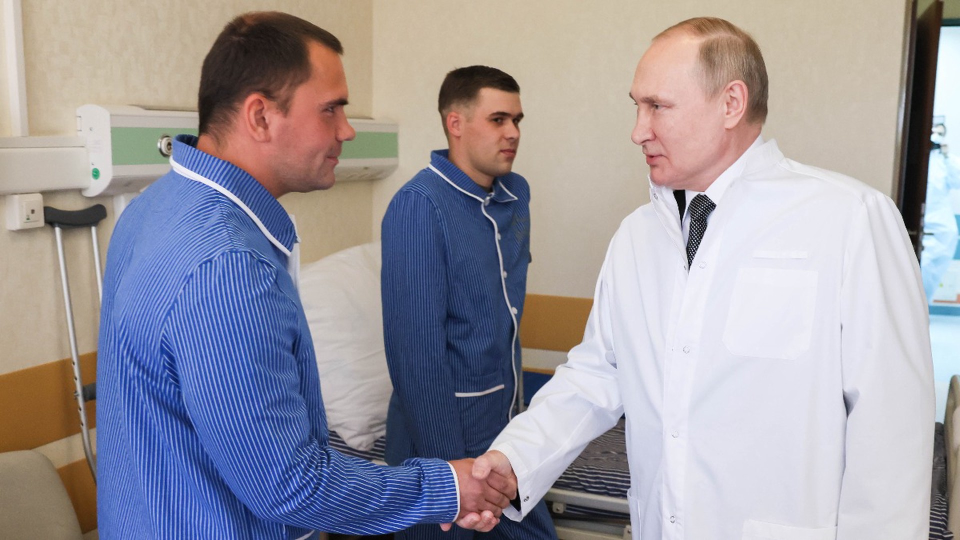 Путин навестил в госпитале раненых участников спецоперации на Украине