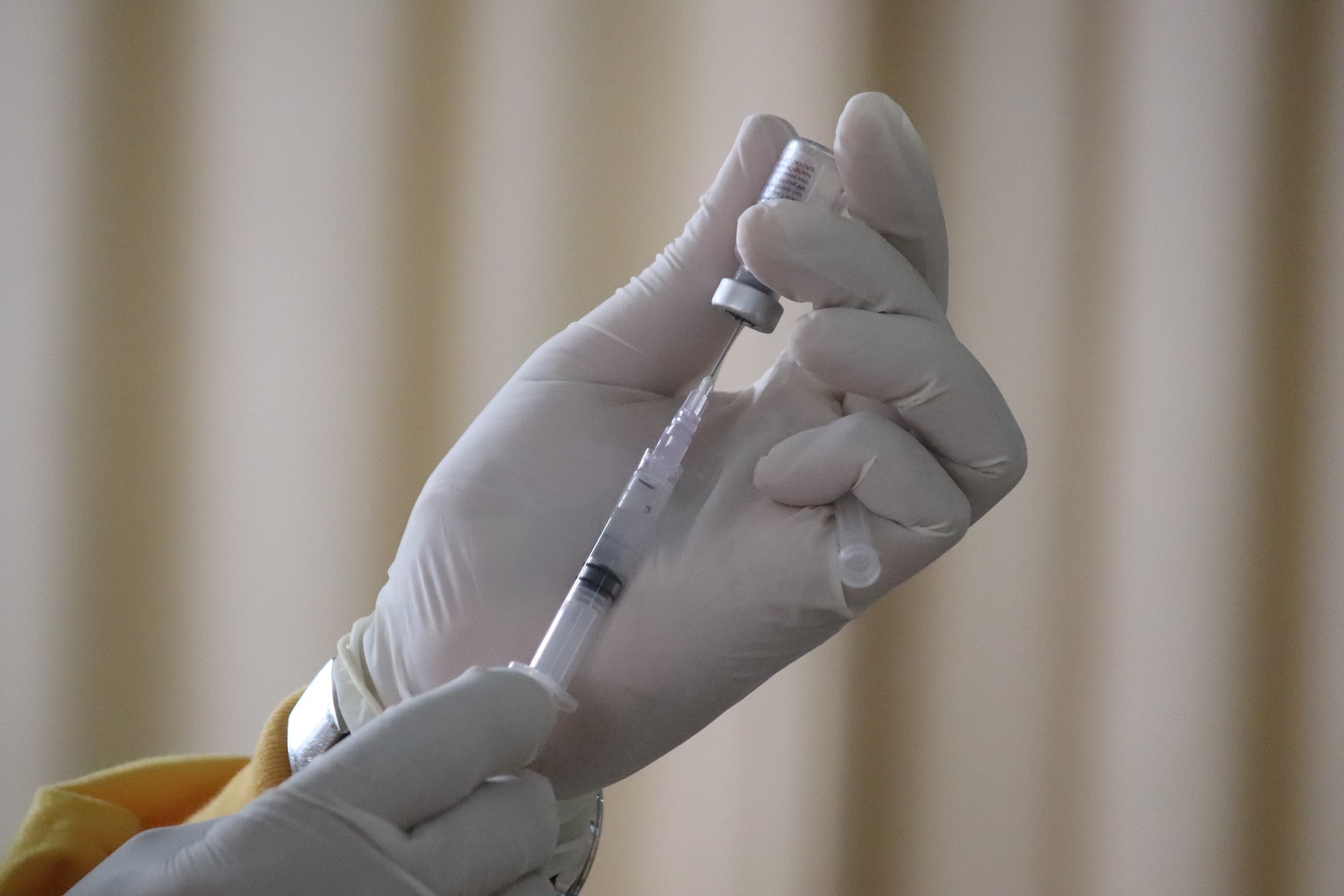 Стоит ли делать прививку от клещевого энцефалита прямо сейчас: мнение врачей