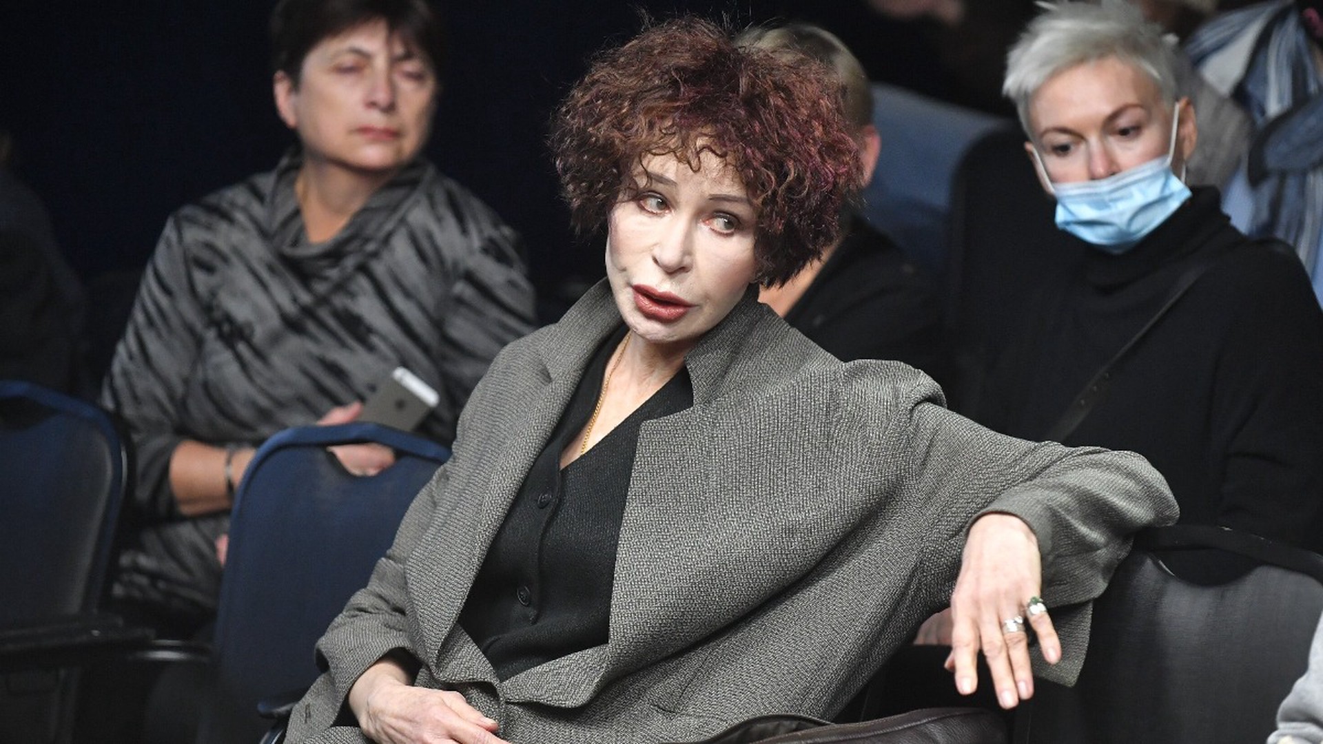 Актриса Васильева ответила назвавшему её нерукопожатной директору Театра Вахтангова