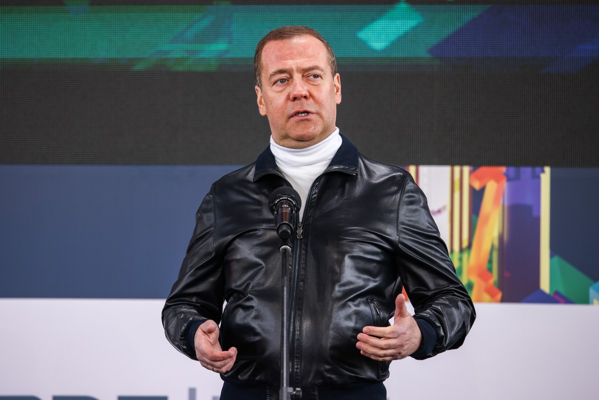 Медведев представил Западу фотовариант «формулы мира» на Украине
