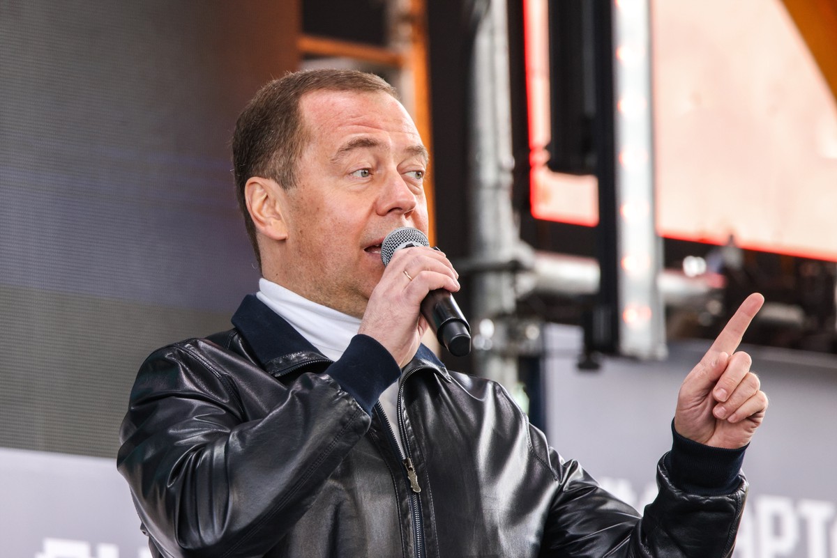 Медведев призвал граждан ЕС наказать недальновидных европейских политиков 