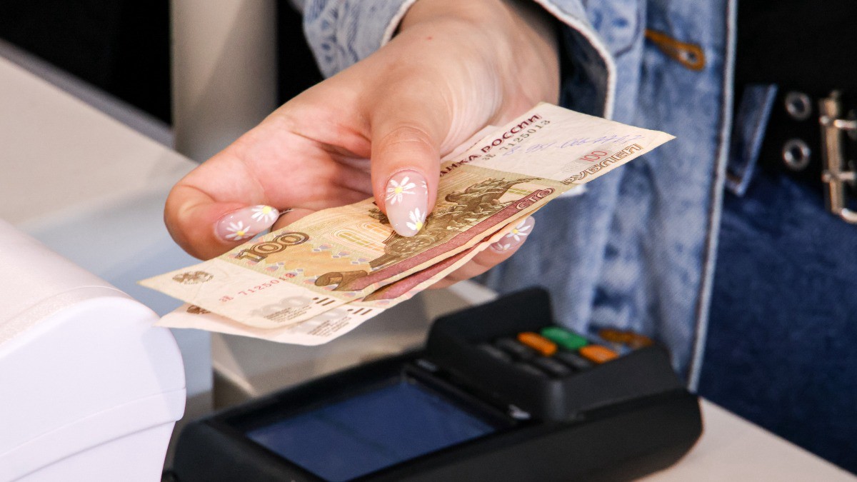 Экономист: Россияне ежегодно тратят на пакеты по 15 тысяч рублей