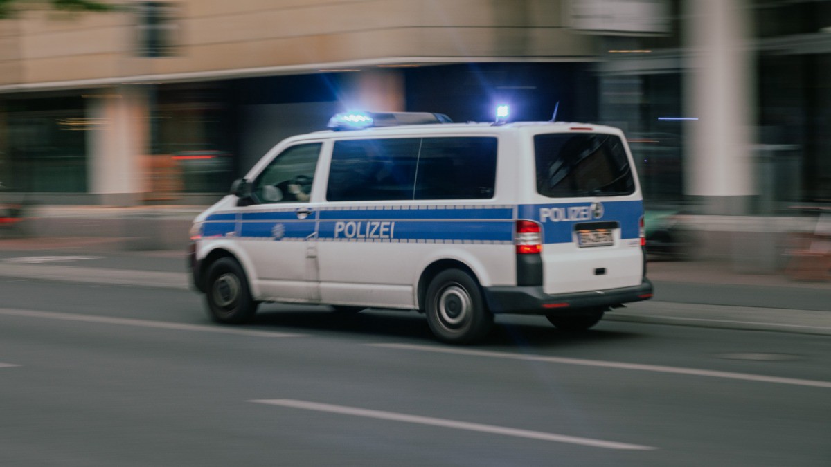 В Гамбурге двое вооруженных мужчин забаррикадировались в школе