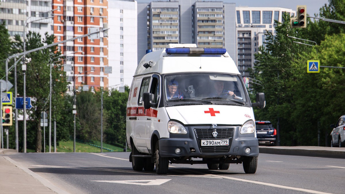 На парковке у дома на севере Москвы взорвали автомобиль, два человека пострадали