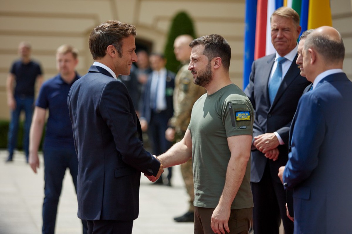 Макрон поговорит с Зеленским перед беседой с Путиным