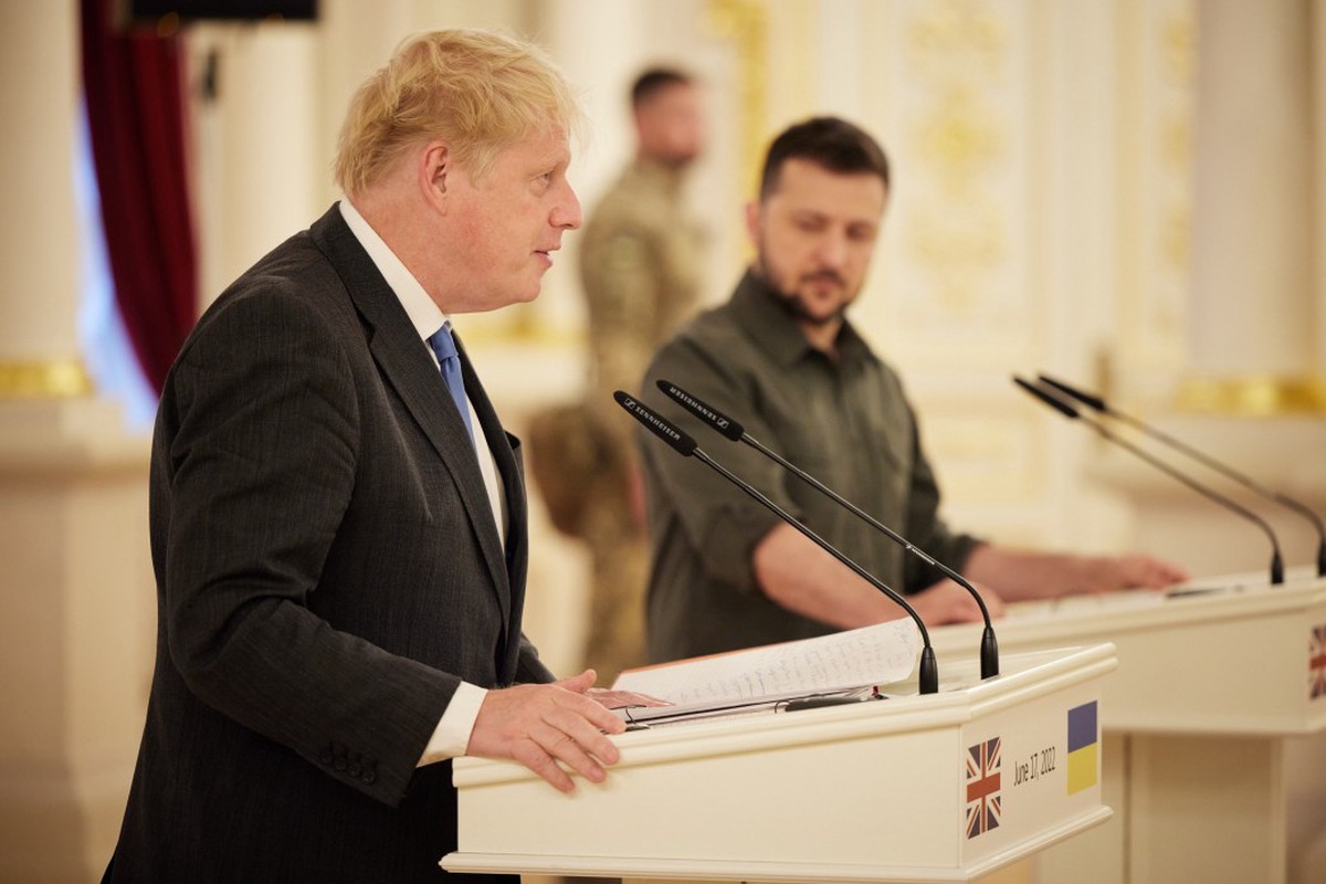 Журналист Боуз: план Бориса Джонсона по Украине привёл к сотням тысяч смертей