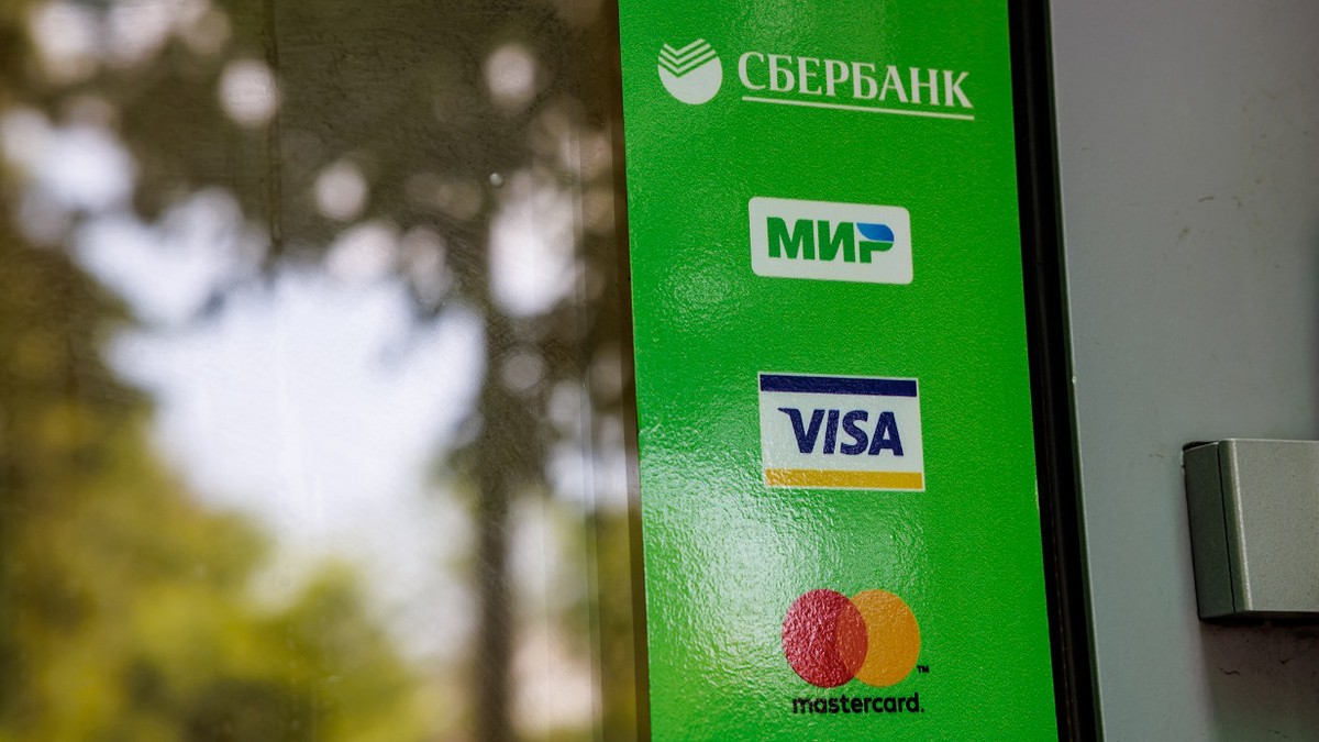 ЦБ пригрозил отключить карты Visa и Mastercard 