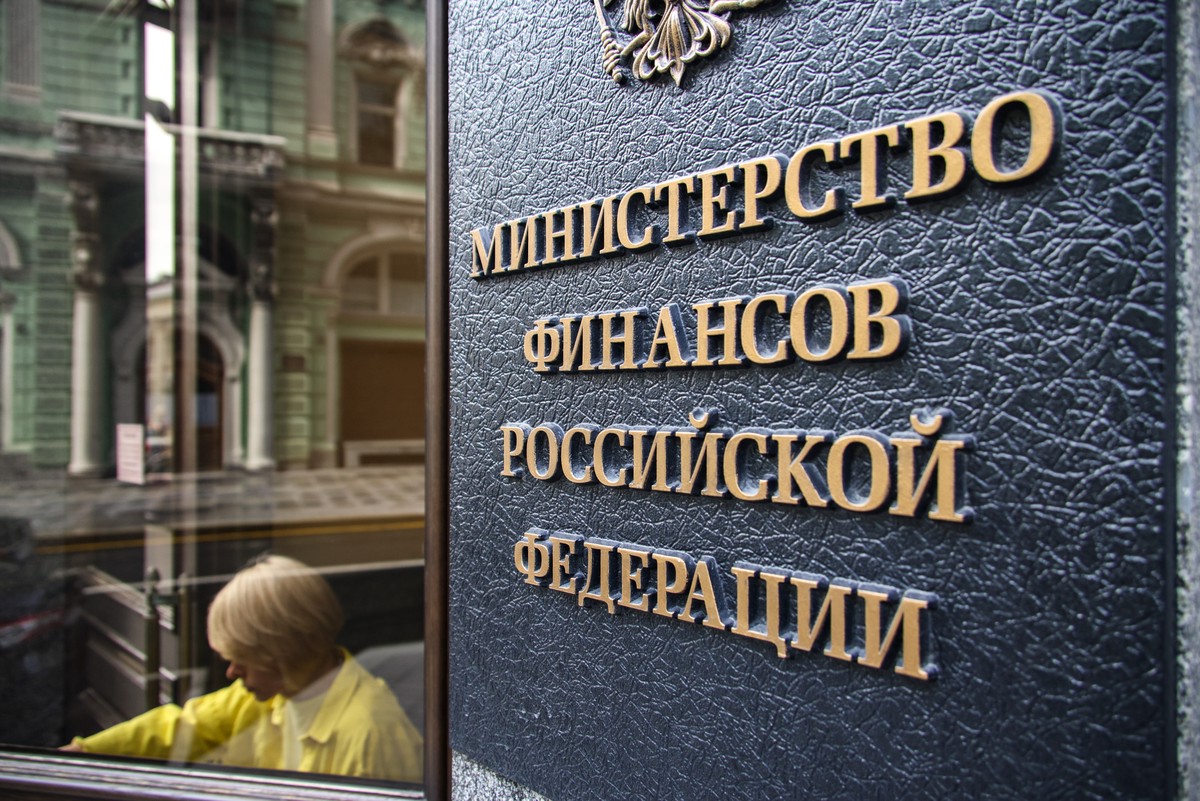 Минфин с 15 января перейдёт к продажам валюты