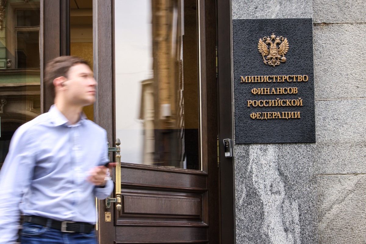 Минфин рассматривает ограничение оттока капитала через дружественные страны