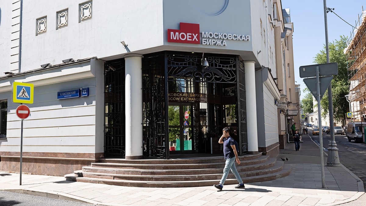 Курс доллара в ходе торгов на Мосбирже превысил 89 рублей