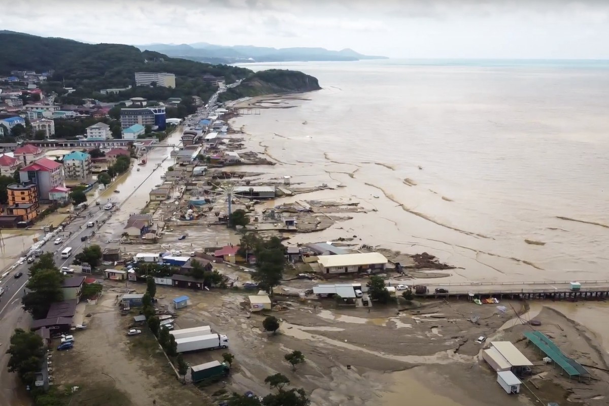 В Сочи два автомобиля унесло в Чёрное море 