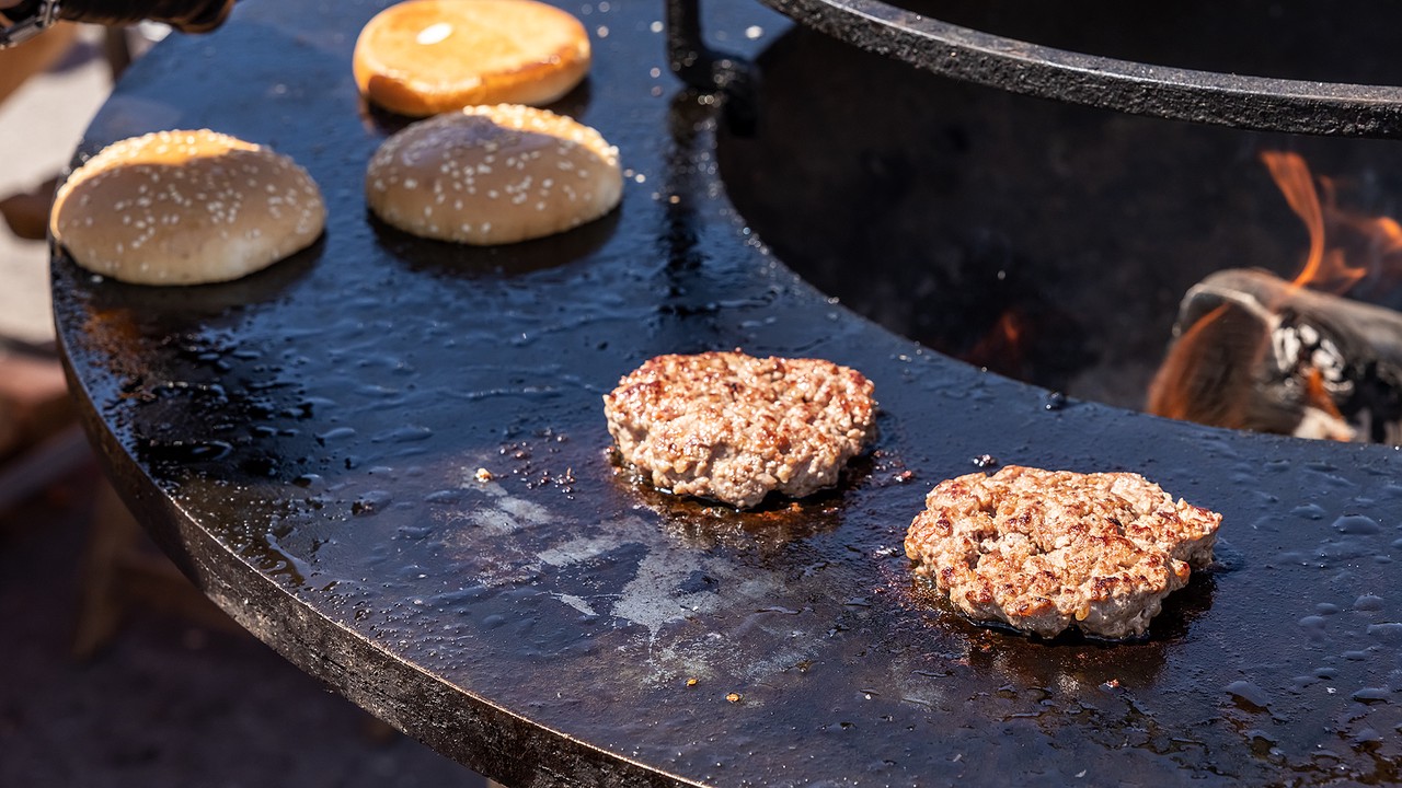 Коварный гамбургер: эксперты – о том, почему это вкусно, но неполезно