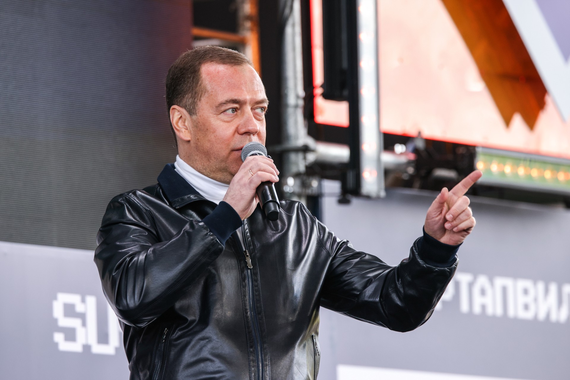 Бывший романтик: почему Дмитрий Медведев пишет самые резкие посты