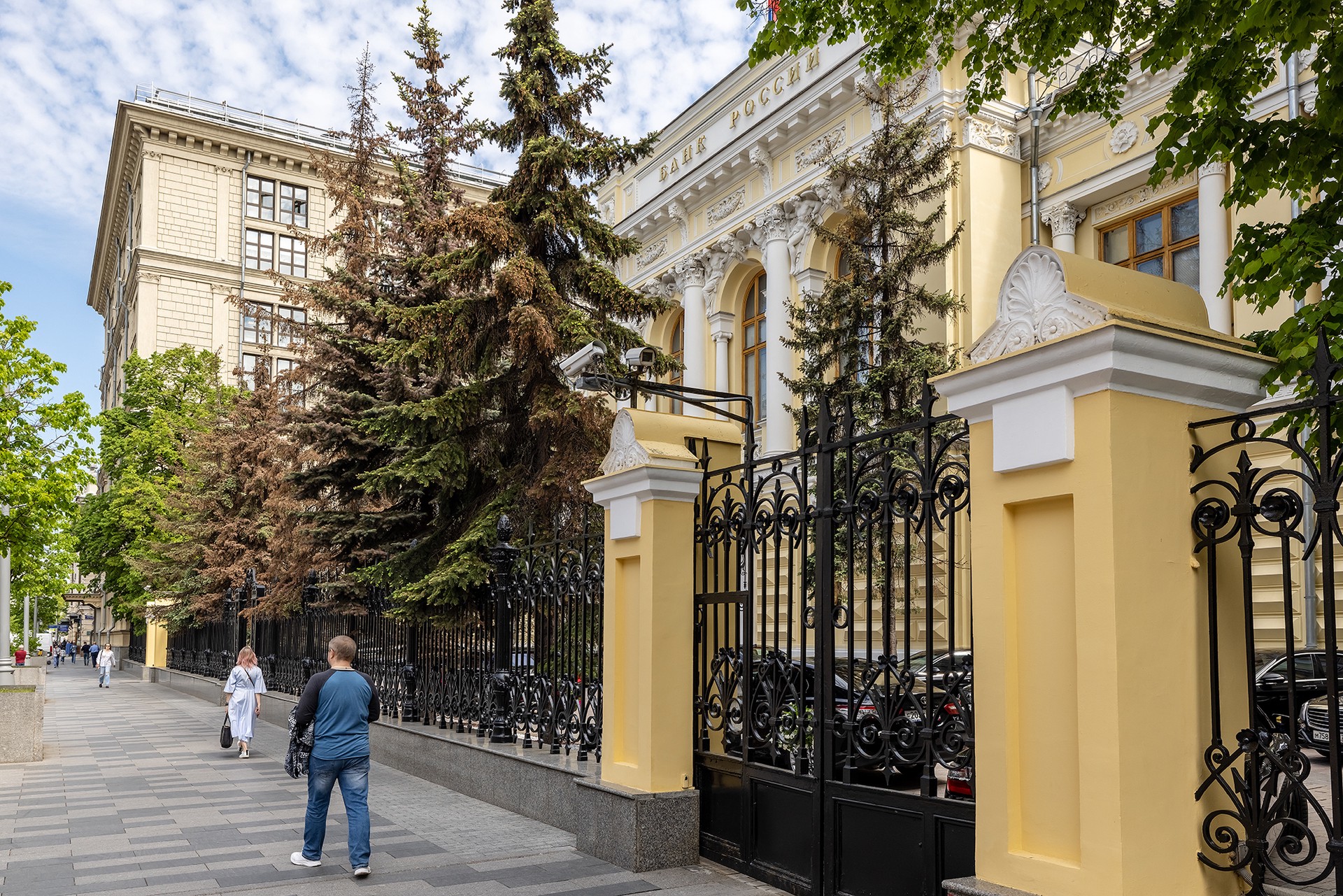 Центробанк в третий раз подряд понизил ключевую ставку