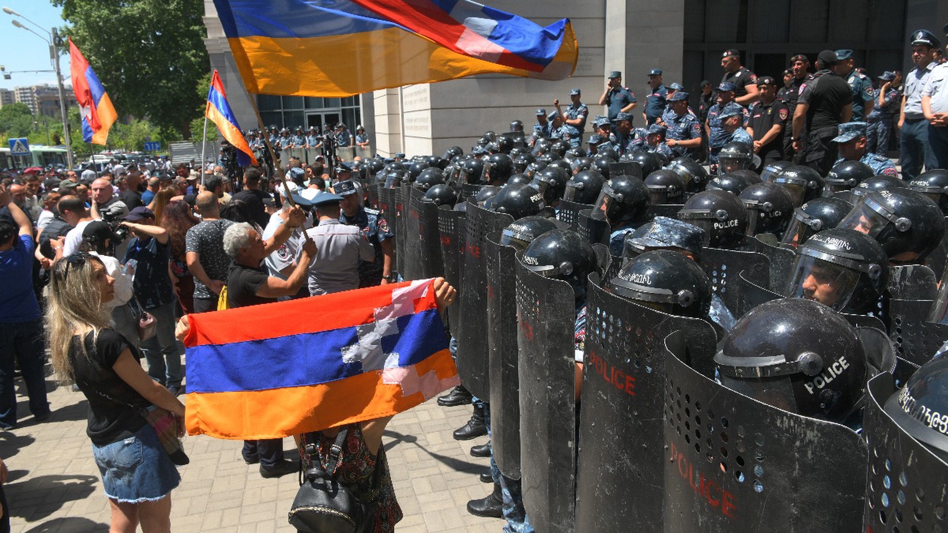 В Ереване начались стычки полиции с оппозицией