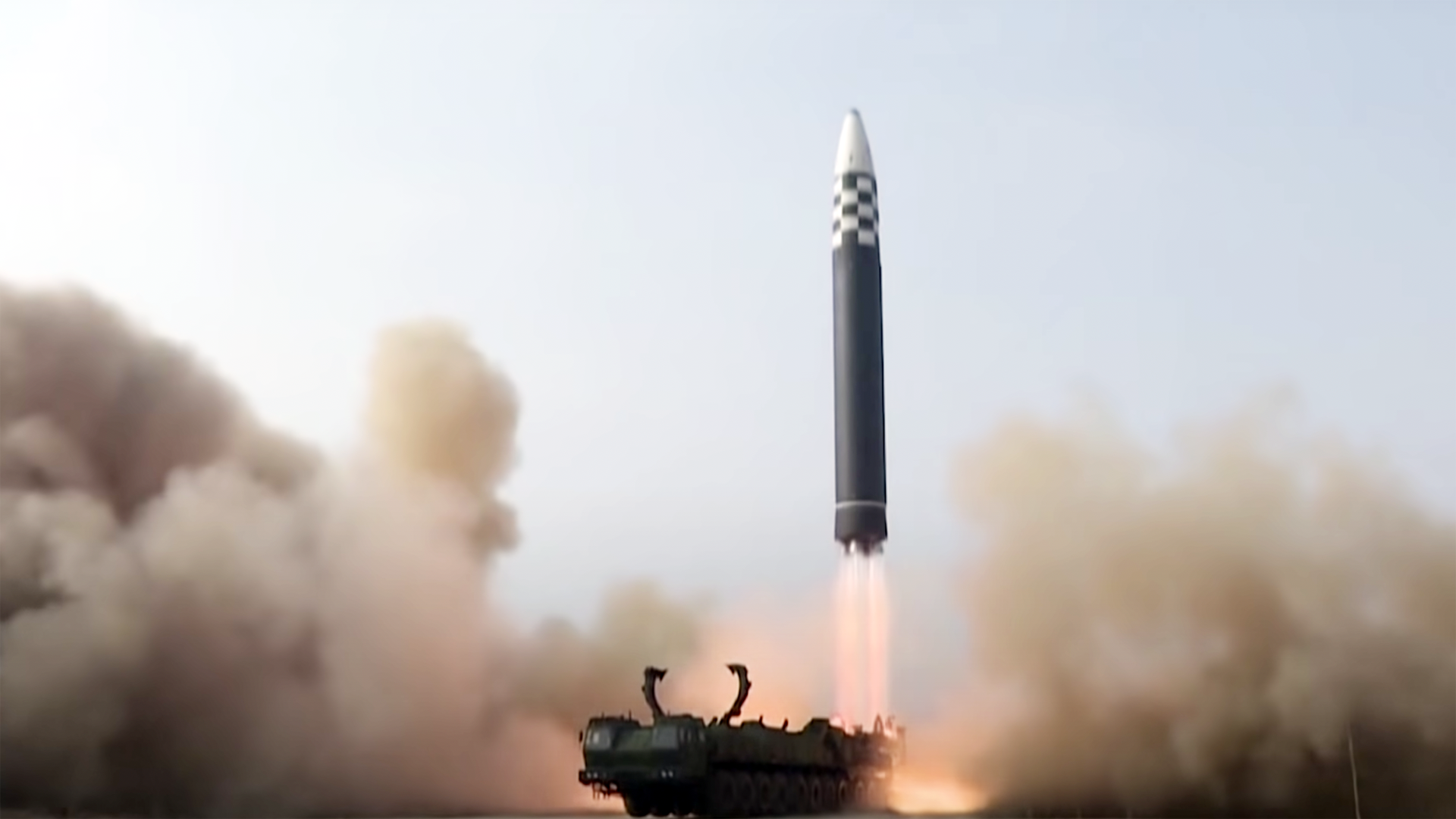 КНДР запустила, предположительно, баллистическую ракету в сторону Японского моря 