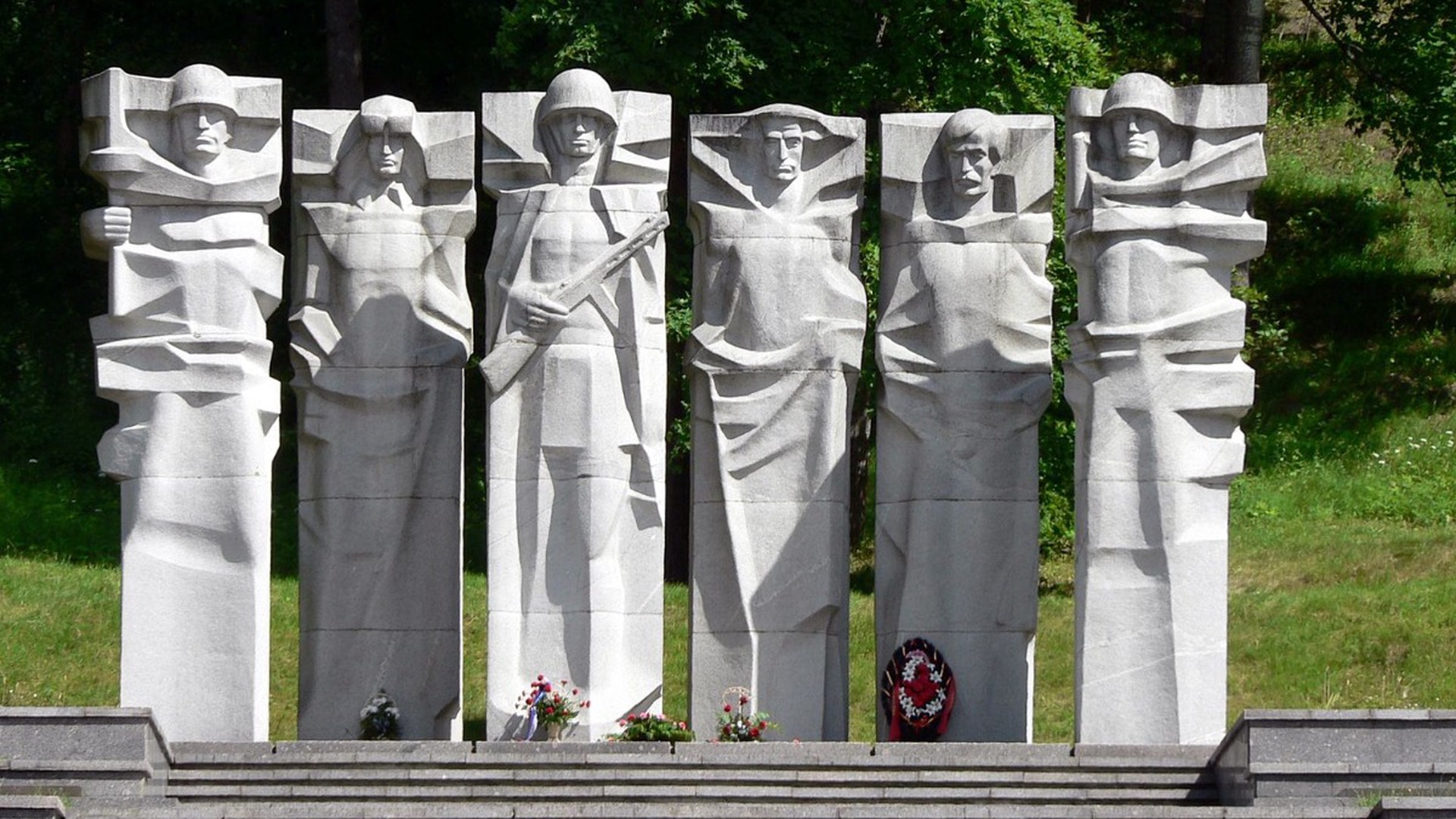 Парламент Литвы официально разрешил перенос захоронений советских воинов