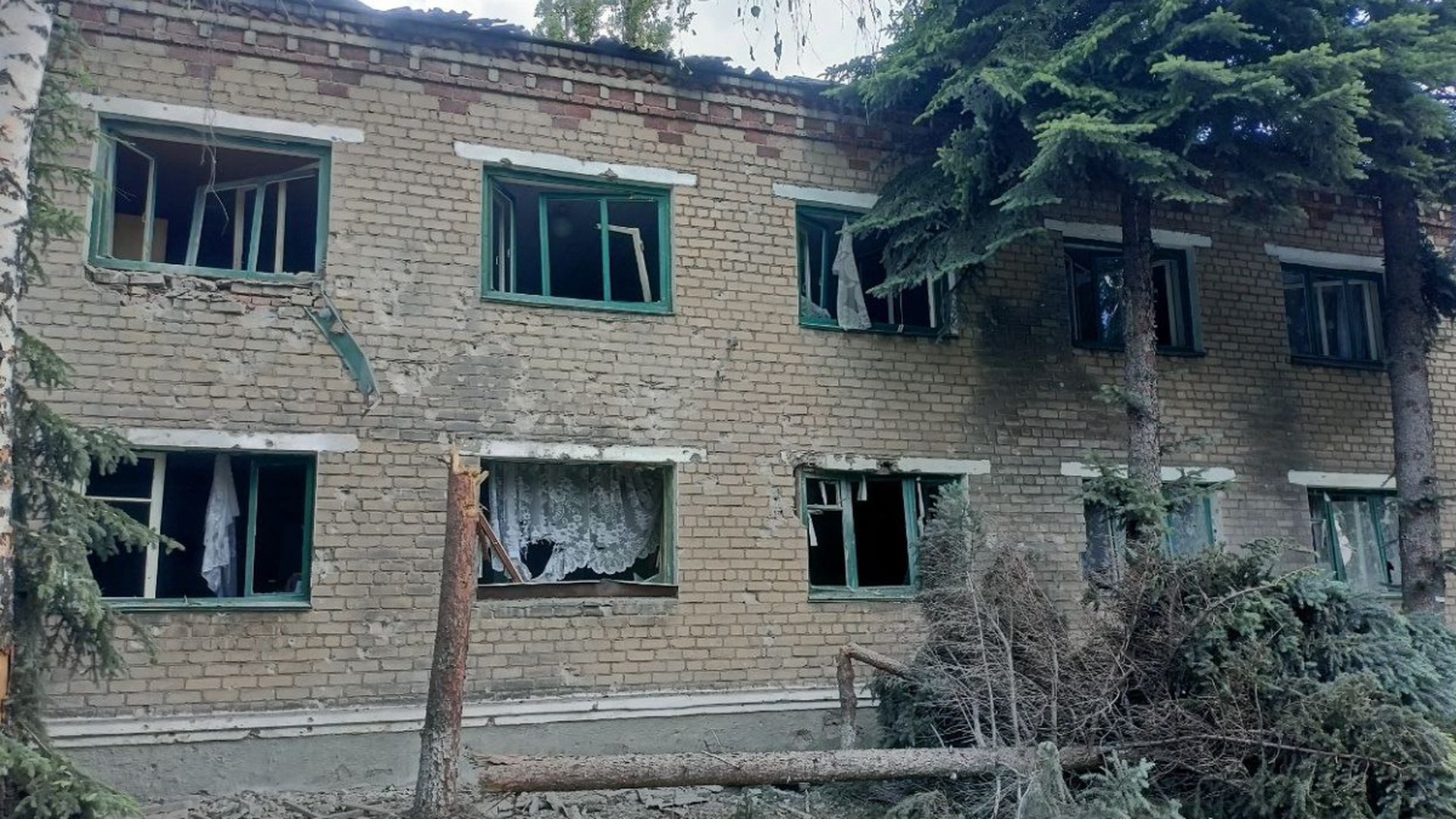 ВСУ разрушили школу под Снигирёвкой и обвиняют в этом ВС РФ