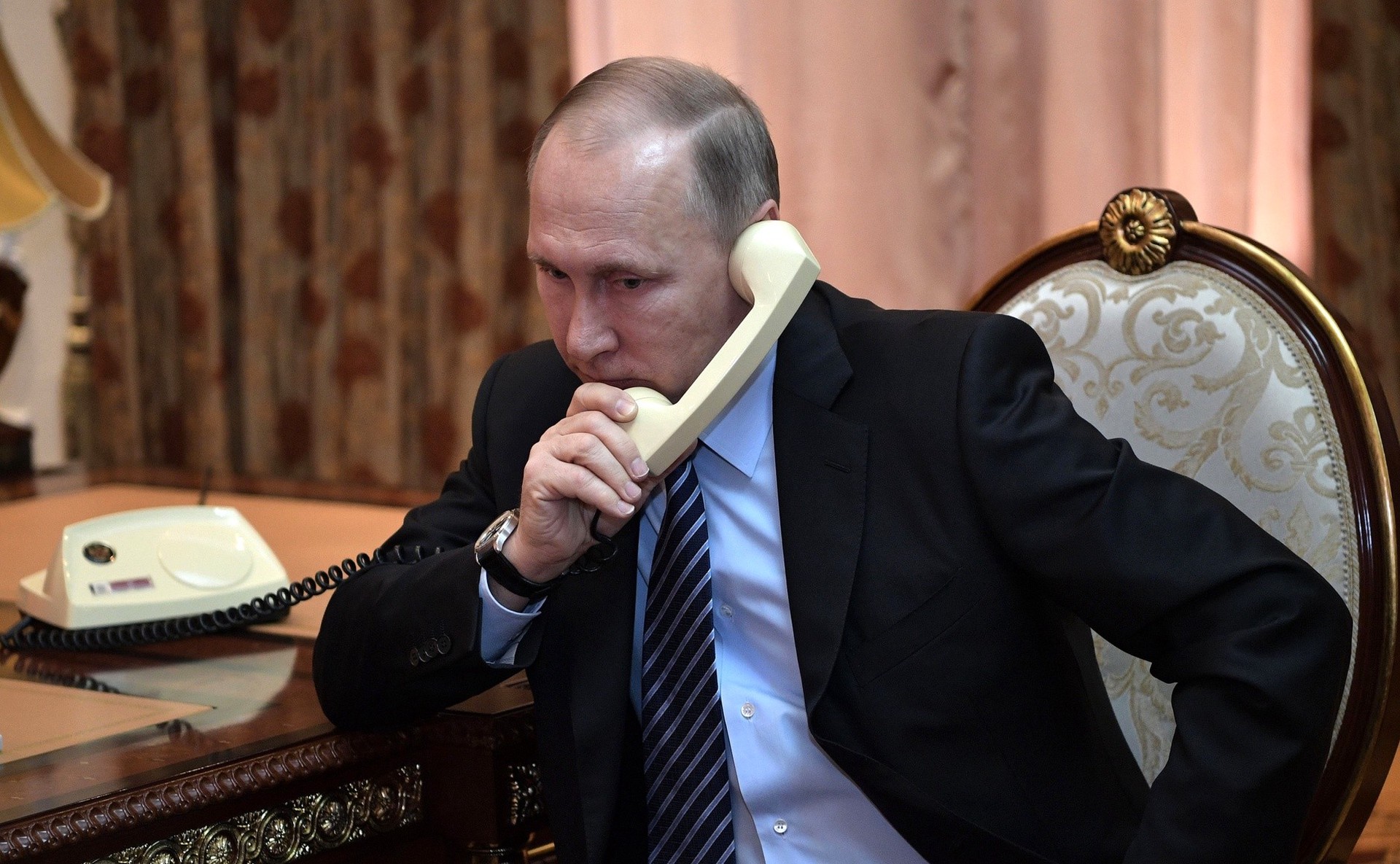 Путин поговорил по телефону с военным, который вывел из-под обстрела сослуживцев 