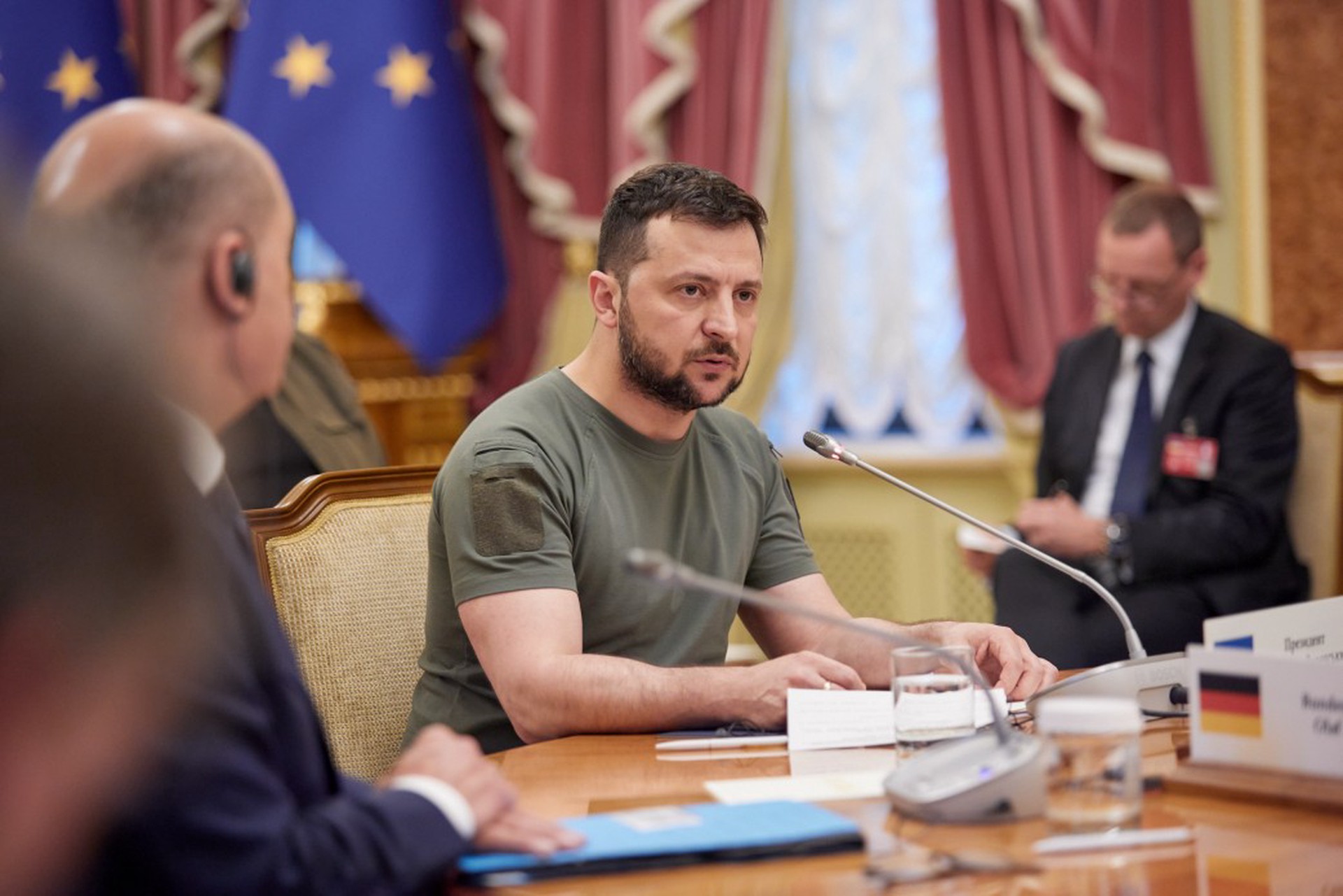 Глава ЛНР считает, что Зеленского нужно судить как военного преступника
