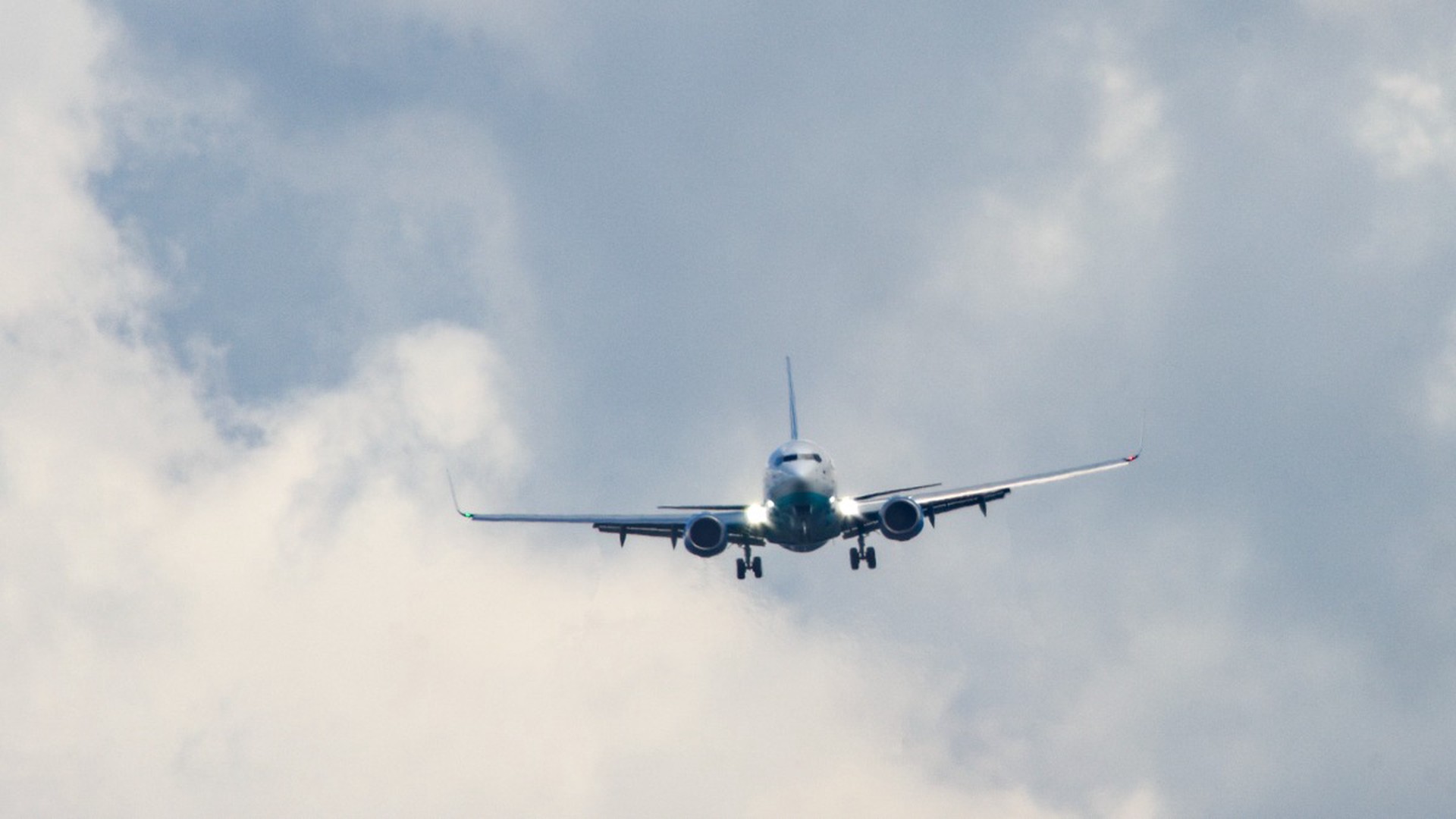 Самолёт Superjet экстренно приземлился в Шереметьево