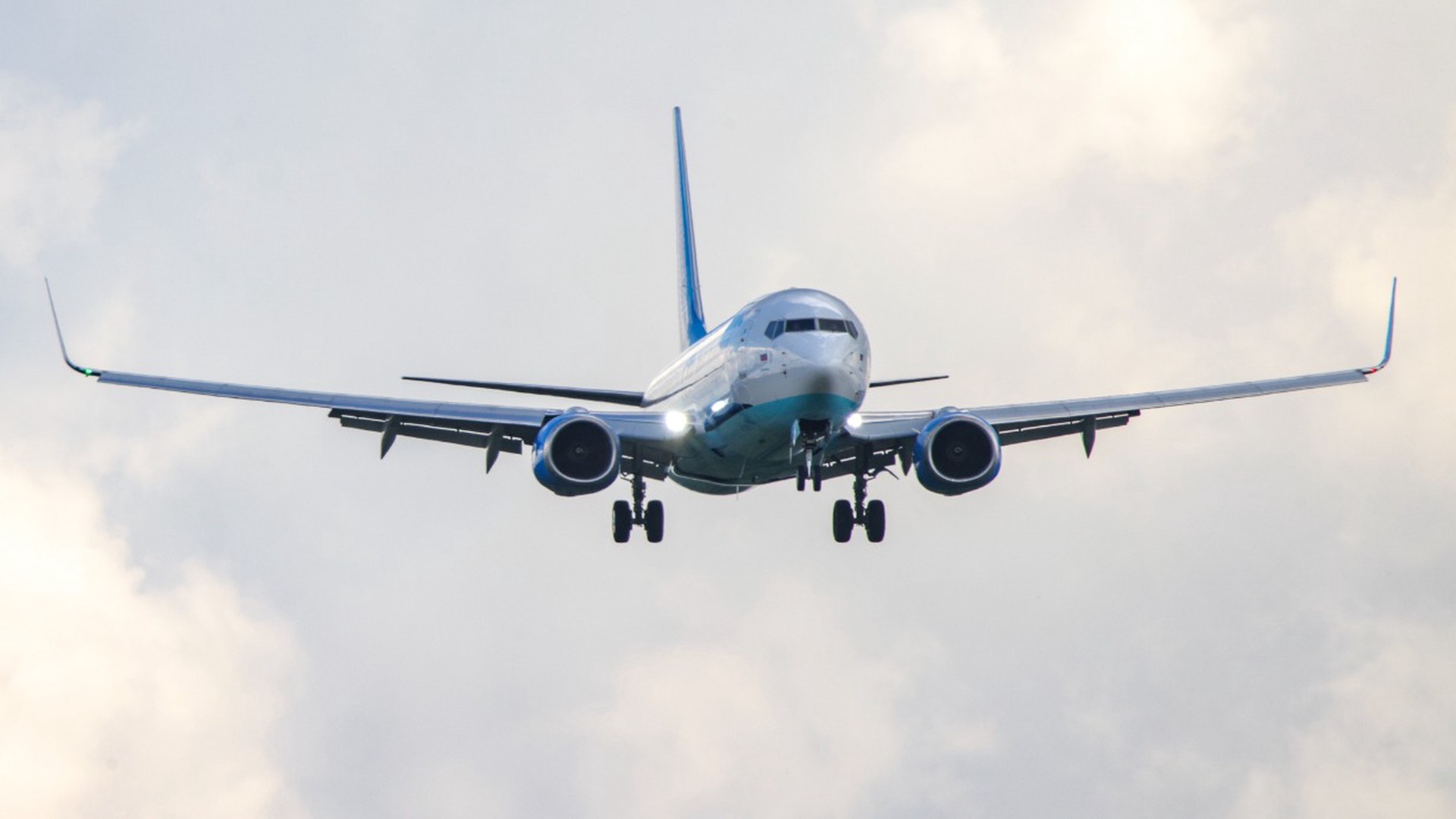 Самолет рейса «Москва-Бишкек» совершил экстренную посадку в Самаре