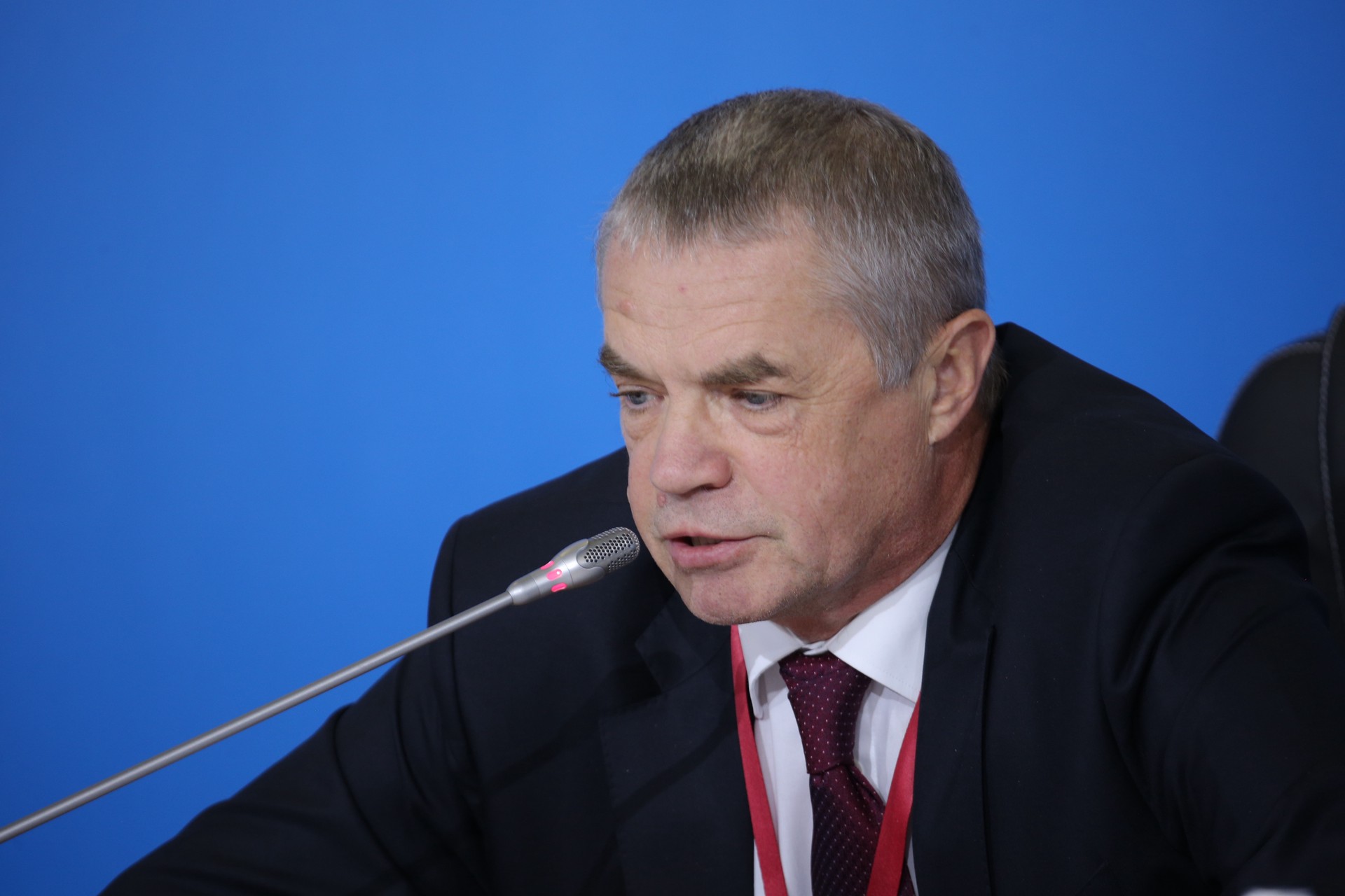 Медведев назвал бессмысленной и тупой оскорбительную кричалку про «Зенит»