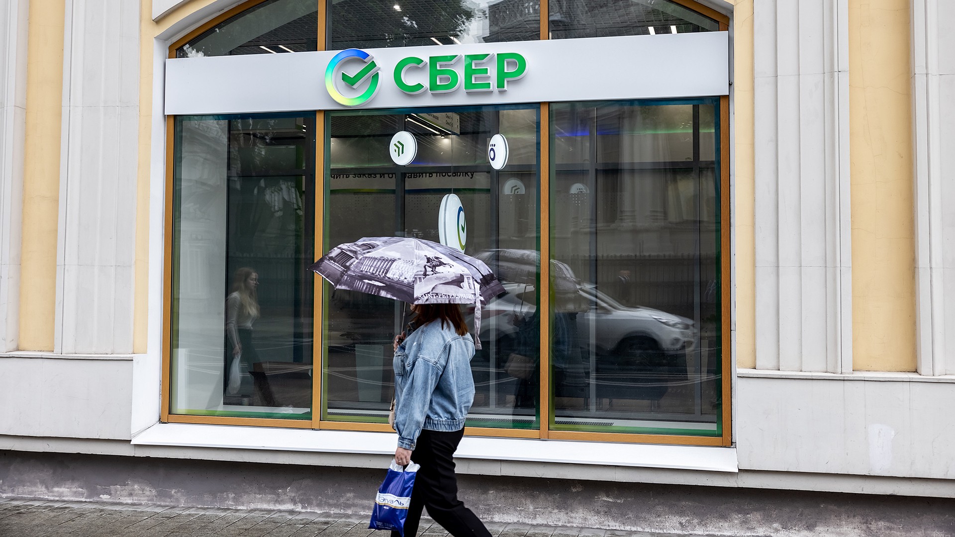 Сбер ввёл комиссию за вывод средств через приложения и сайты других банков с 1 июля
